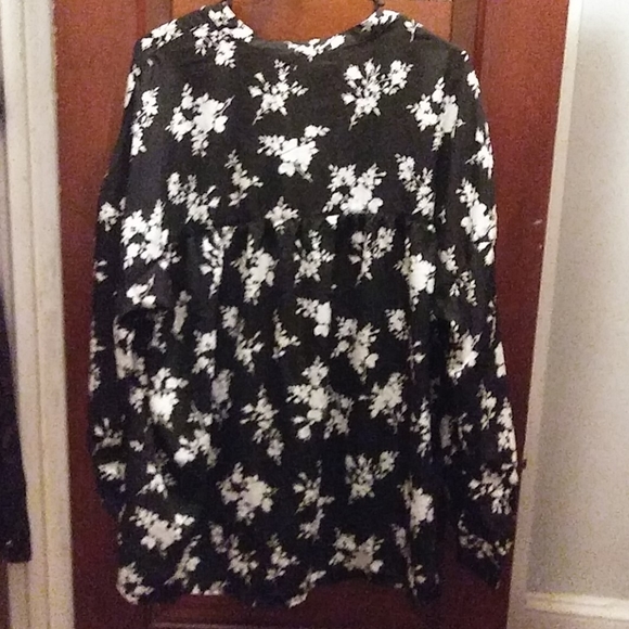 Plus size top - Picture 2 of 3